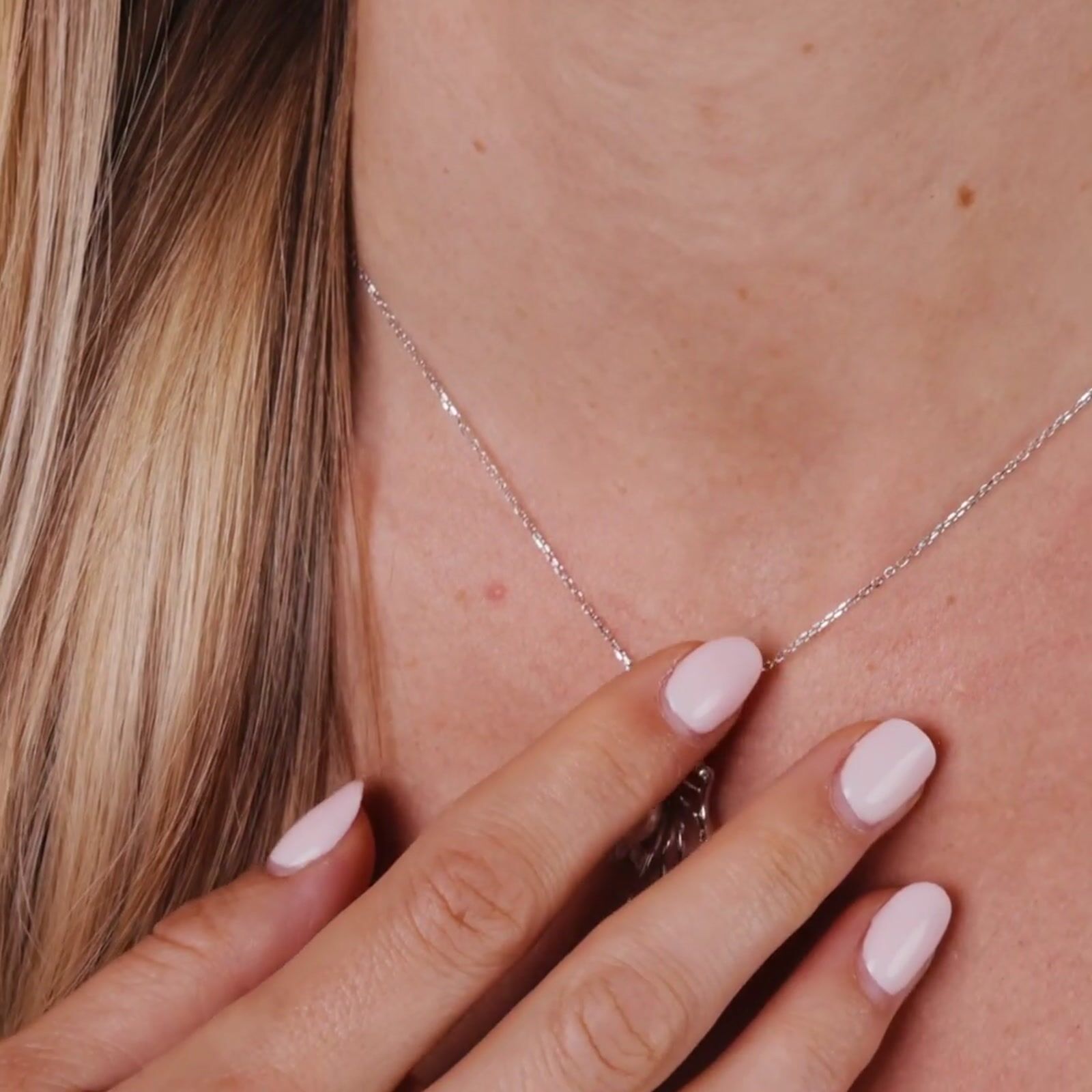 White Freshwater Pearl | Ophelis Pendant product video