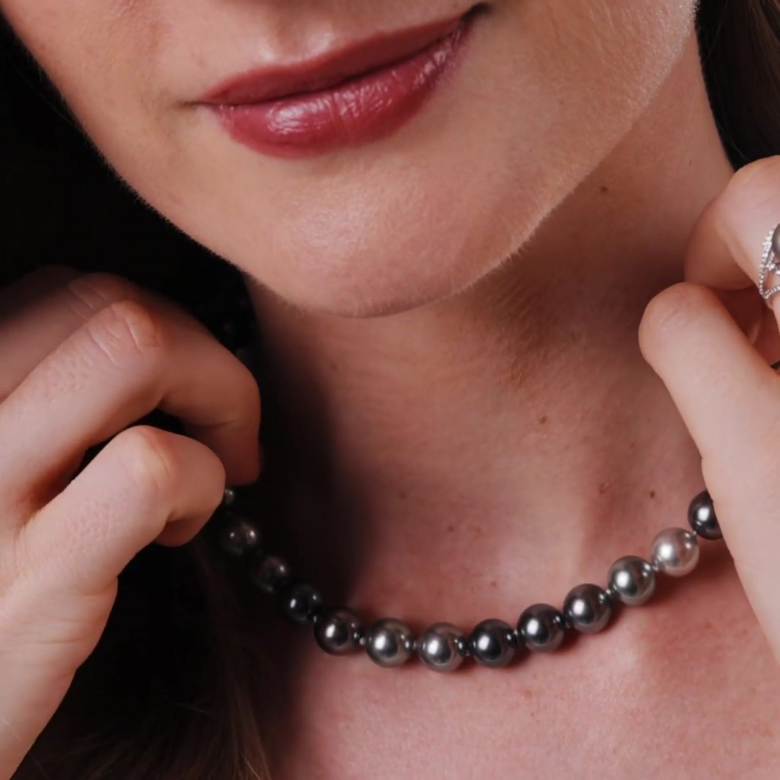 Collar con perla negra de Tahití de 9,0–11,0 mm product video