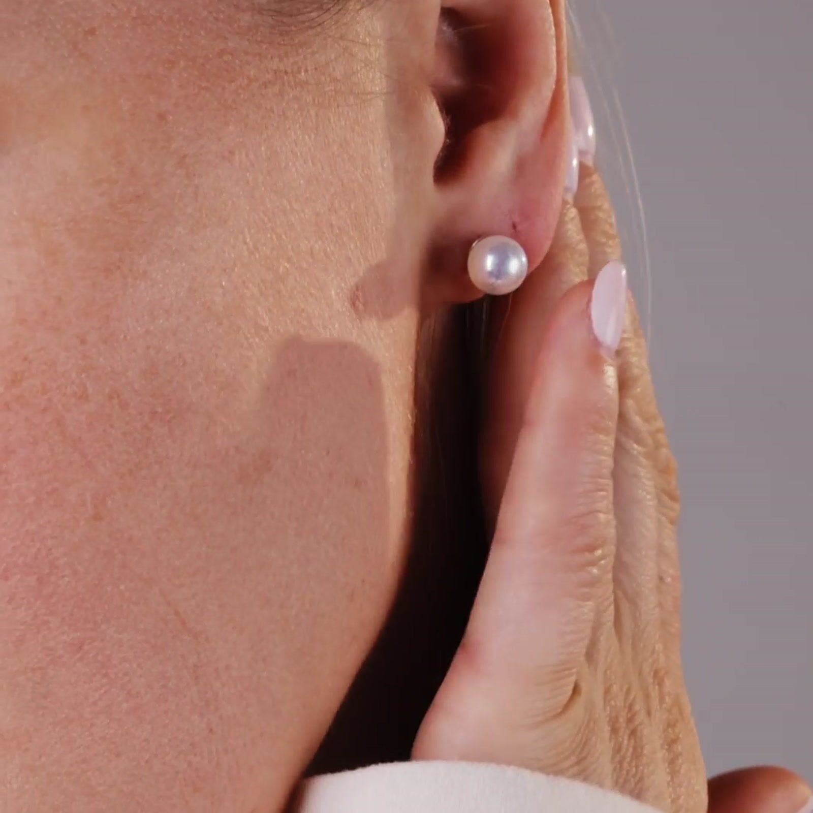 8-8.5mm White Akoya Pearl Stud Earrings product video