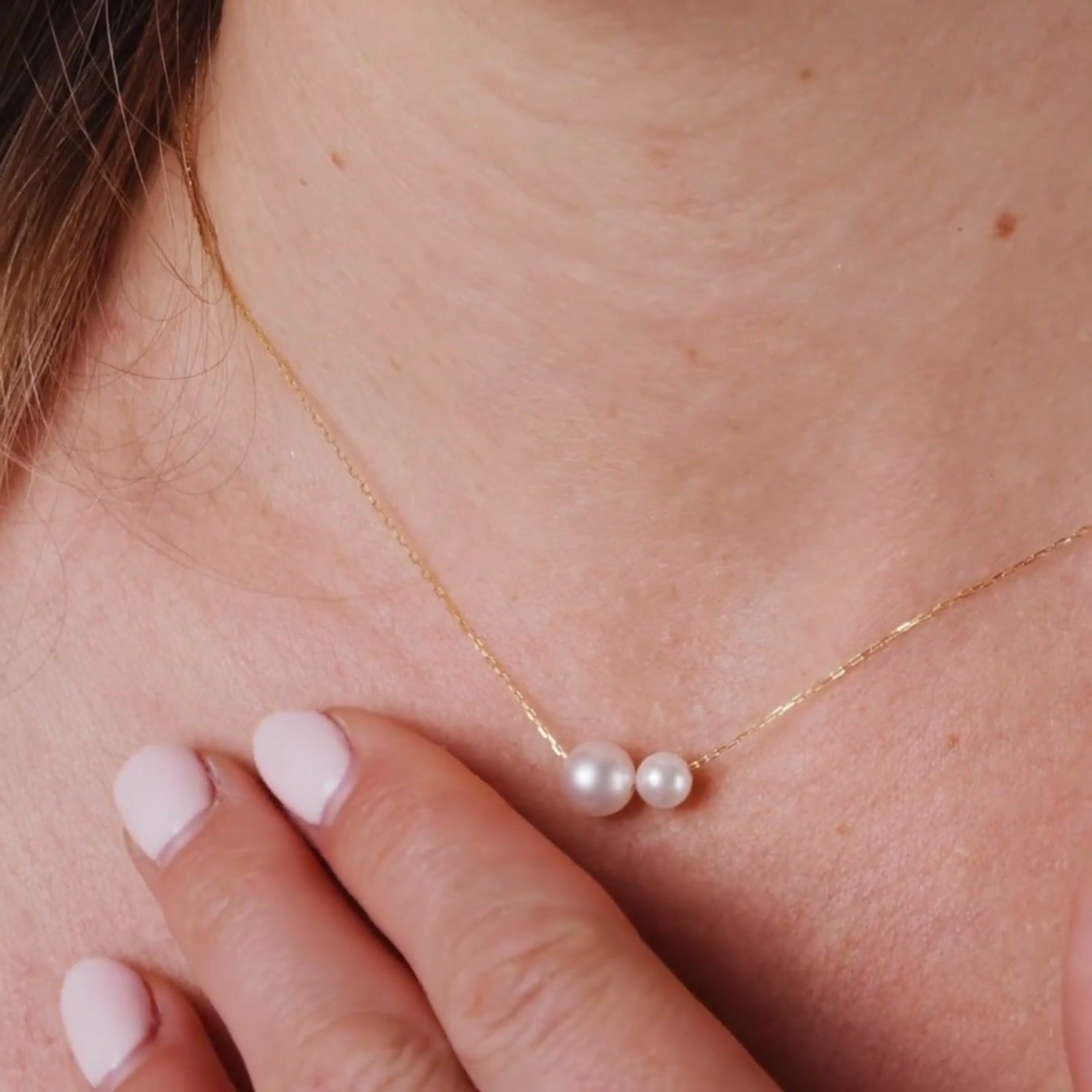 White Freshwater Pearl | Deux Perles Pendant product video