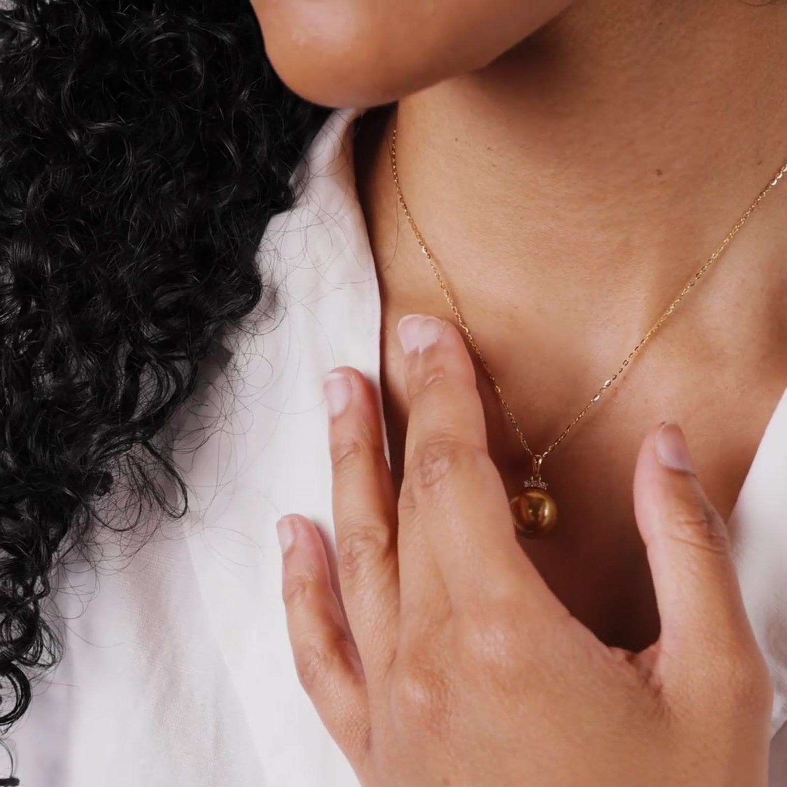 Colgante con perla dorada del Mar del Sur y diamantes Aurestra en oro amarillo de 18K product video