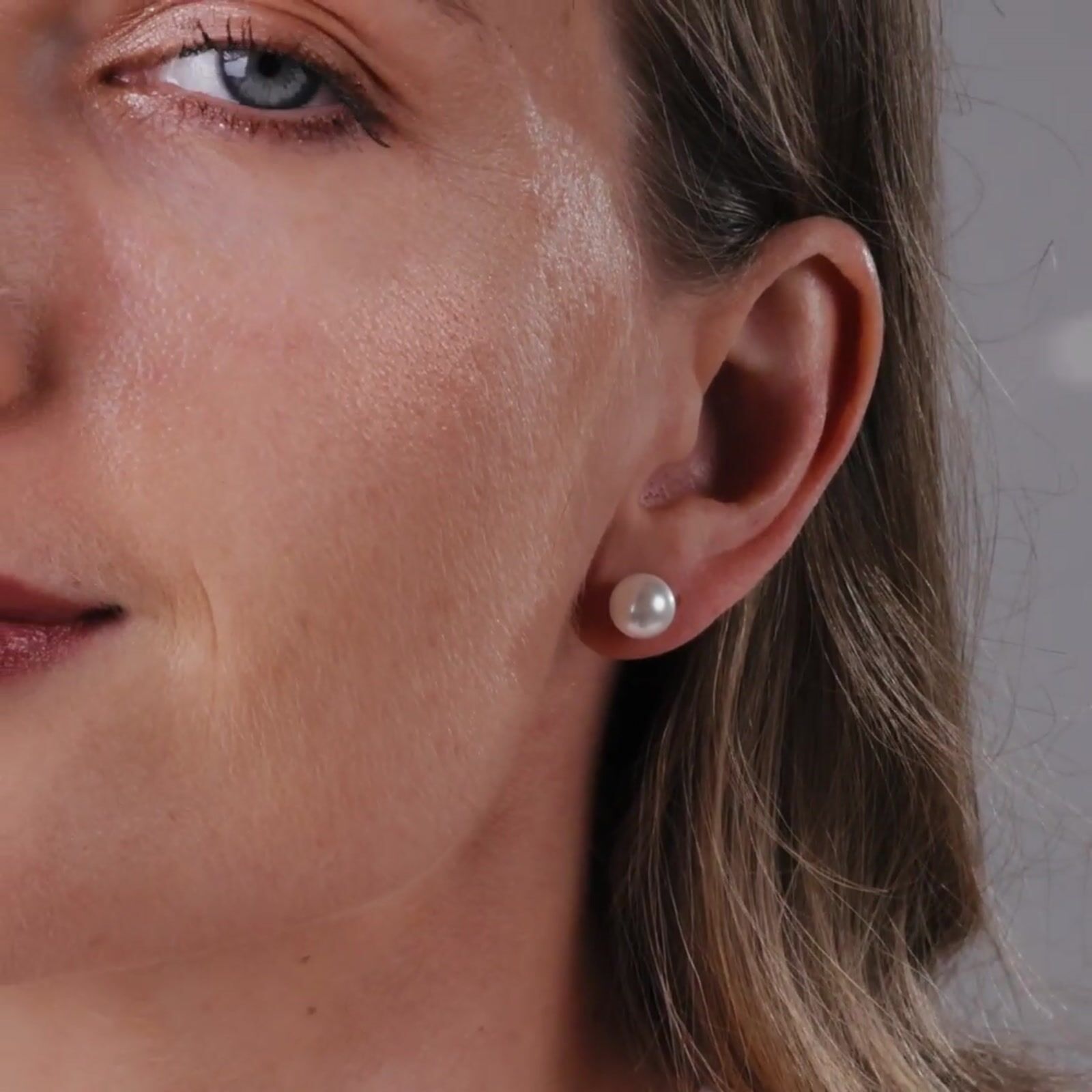 Pendientes de botón con perla blanca de agua dulce de 8–8,5 mm product video
