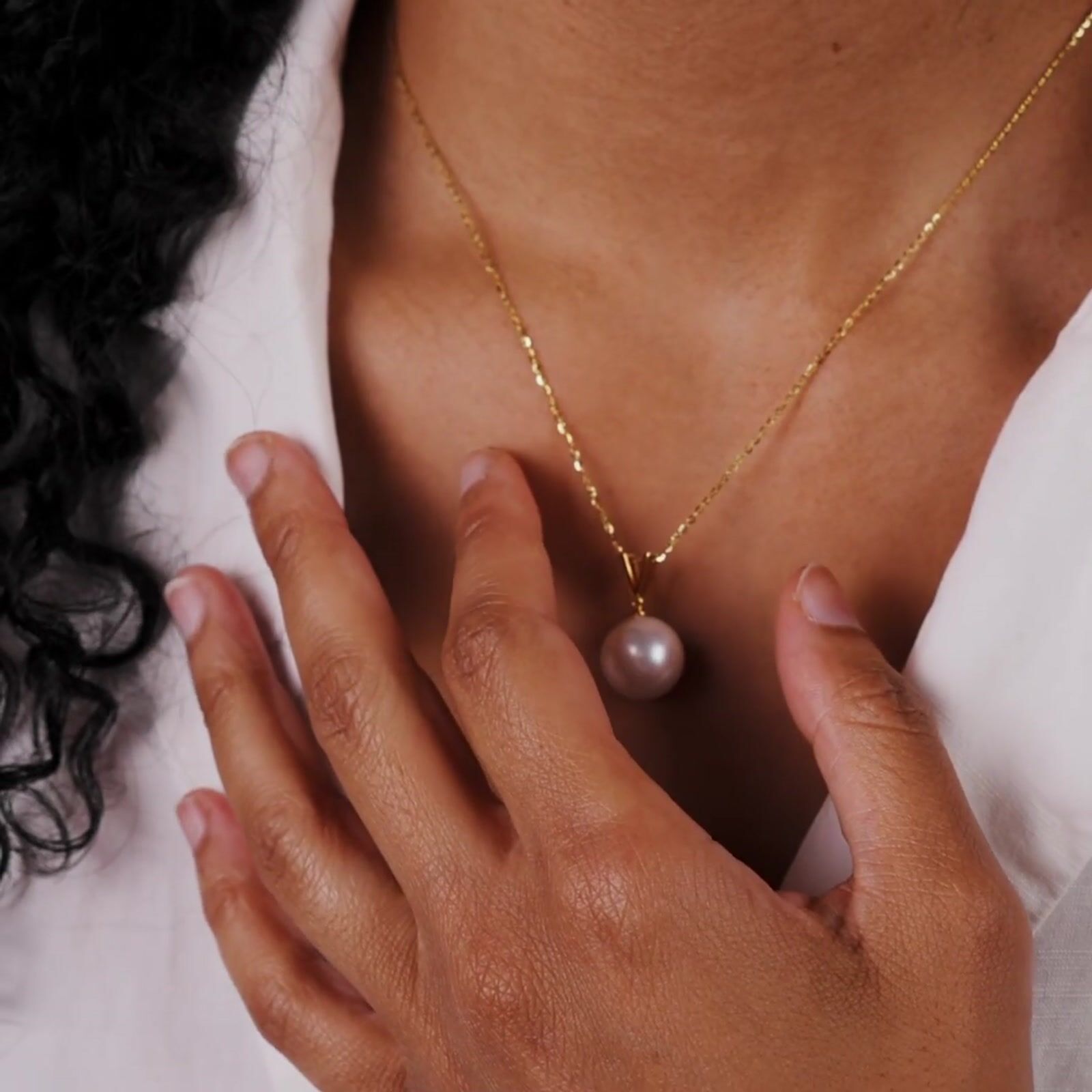 White South Sea Pearl Velora Pendant in 18K Gold product video