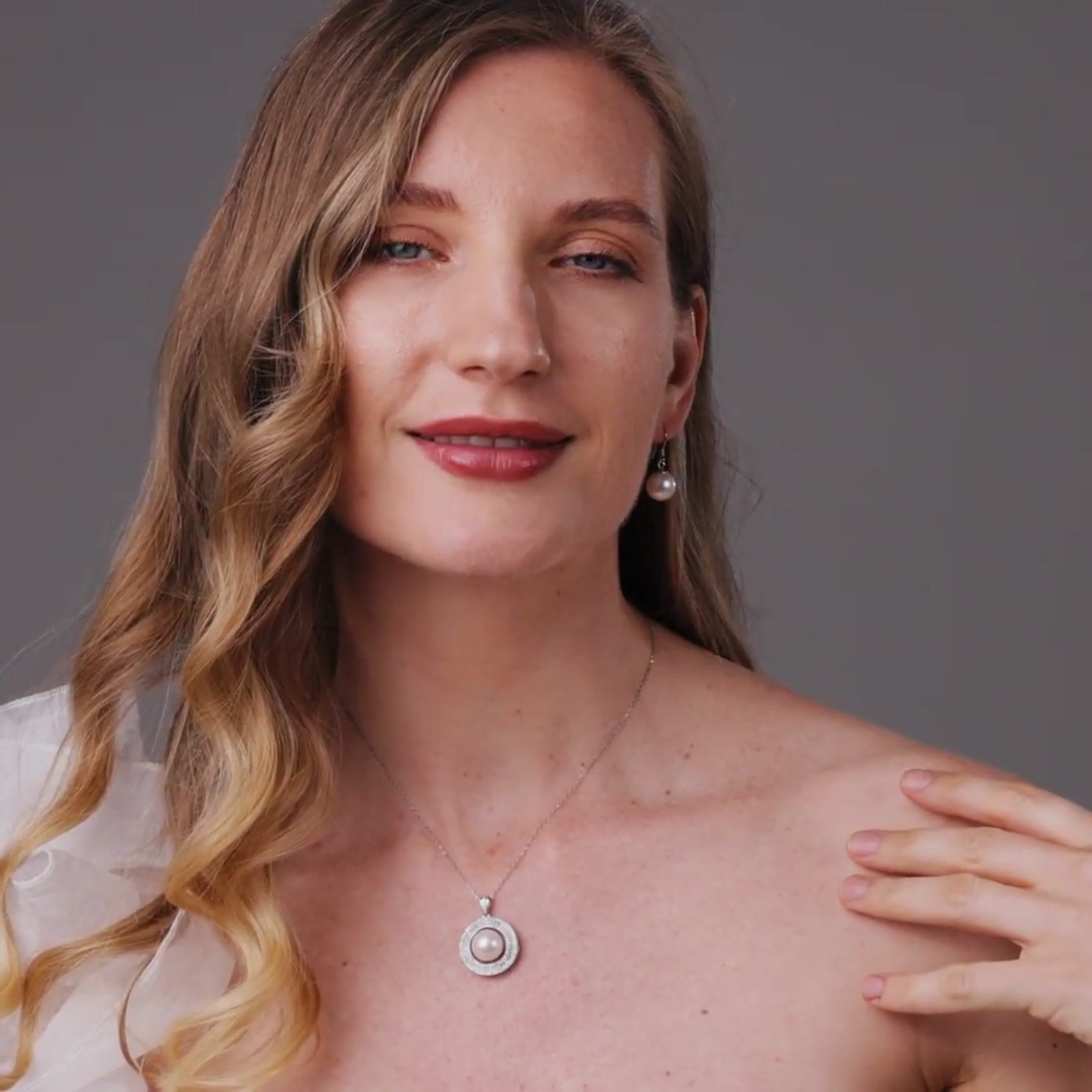 White Freshwater Pearl | Eclipsa Pendant product video