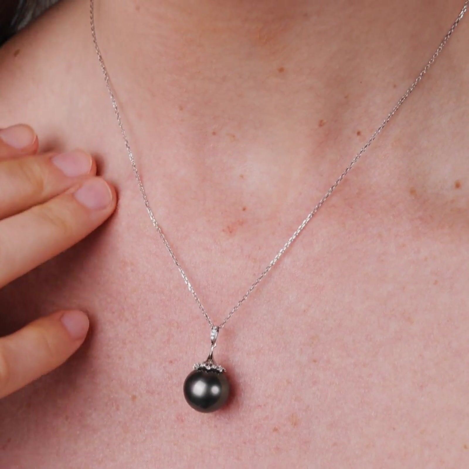 12-13mm 18K Gold Dark Tahitian Pearl Ébonara Pendant product video