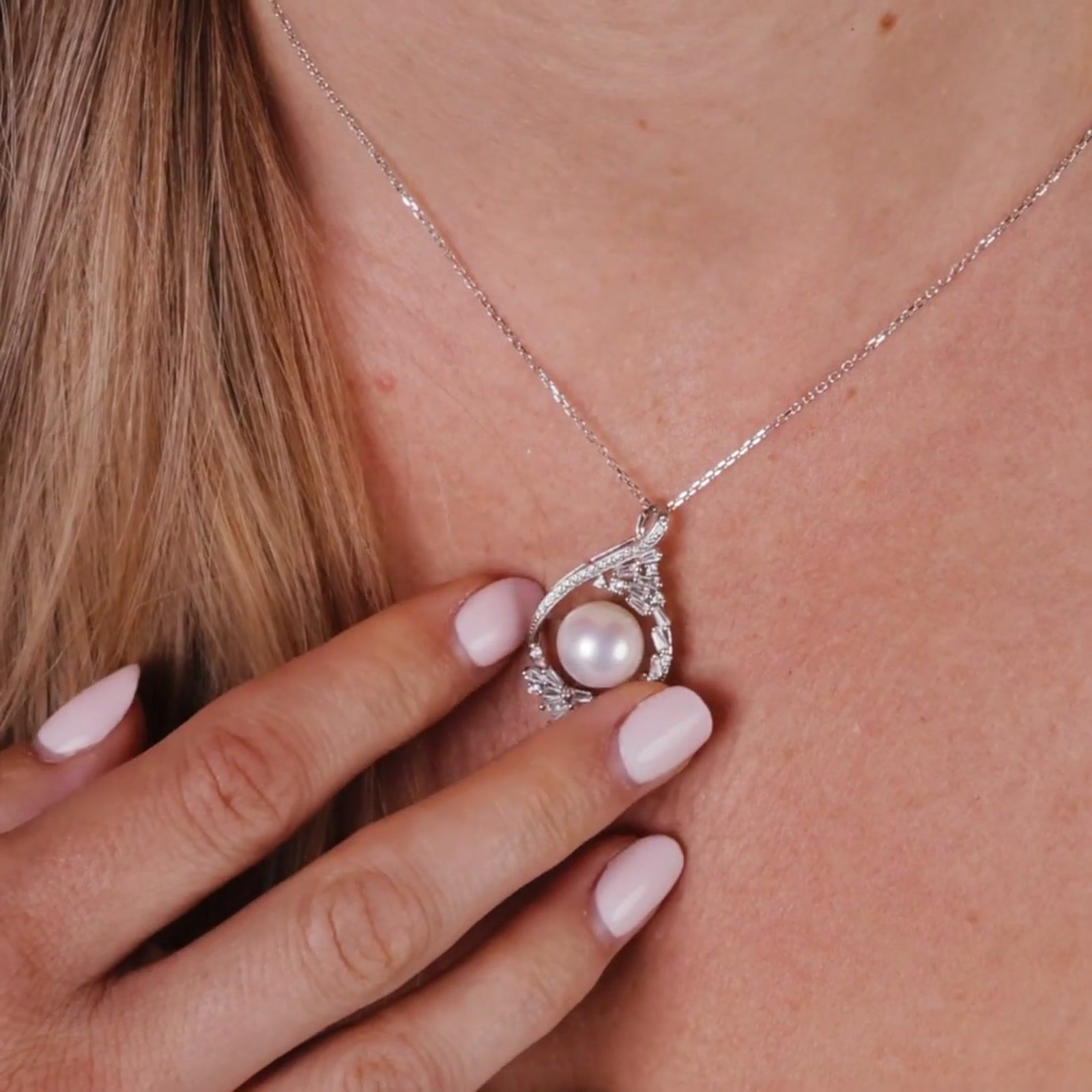 White Freshwater Pearl | Galaire Pendant product video