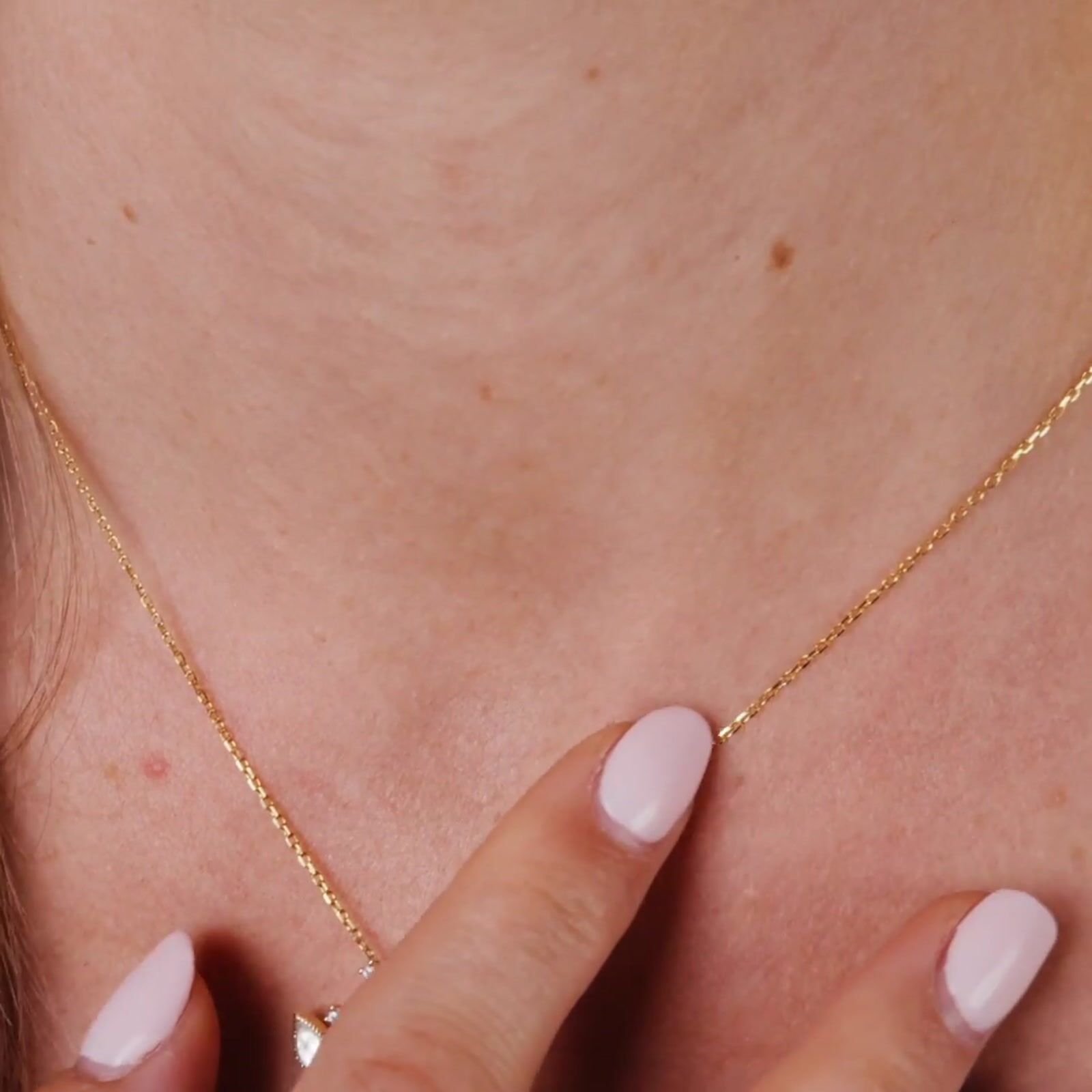 White Freshwater Pearl | Fleur d’Hiver Pendant product video