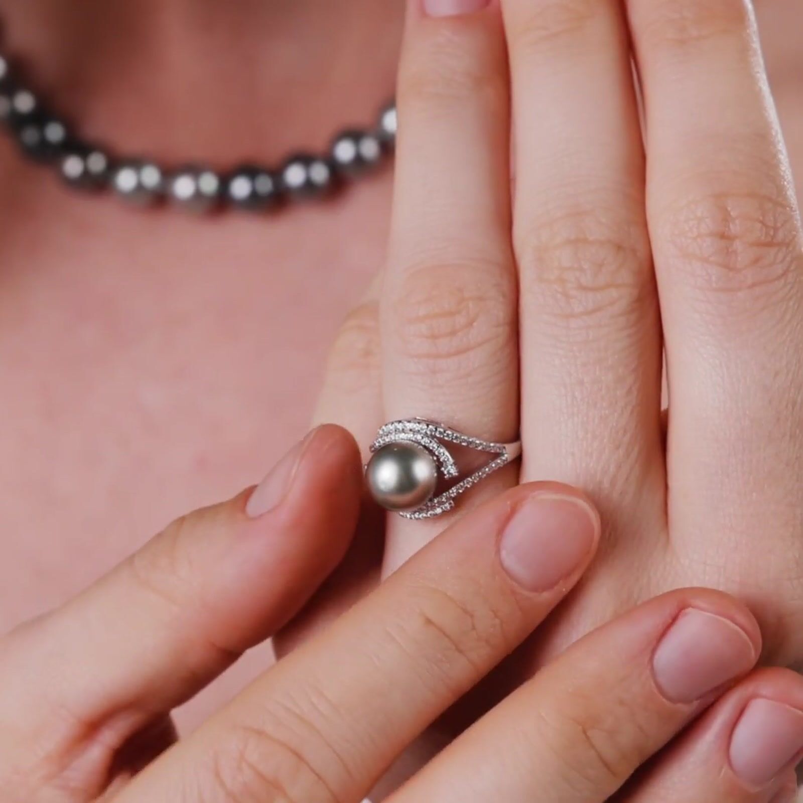 8.5-9mm Titanium Gray Tahitian Pearl & Diamond Celarelle Ring product video