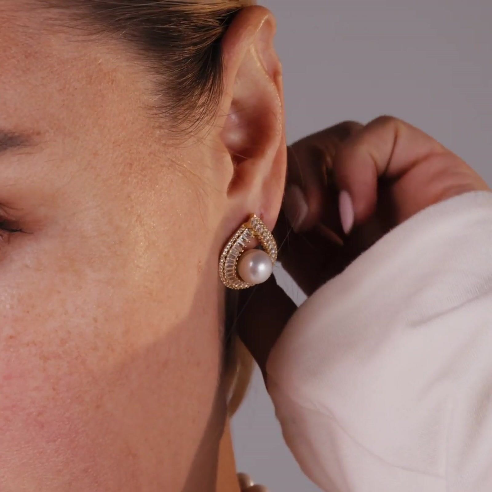9-10mm White Freshwater Pearl Veléa Earrings product video