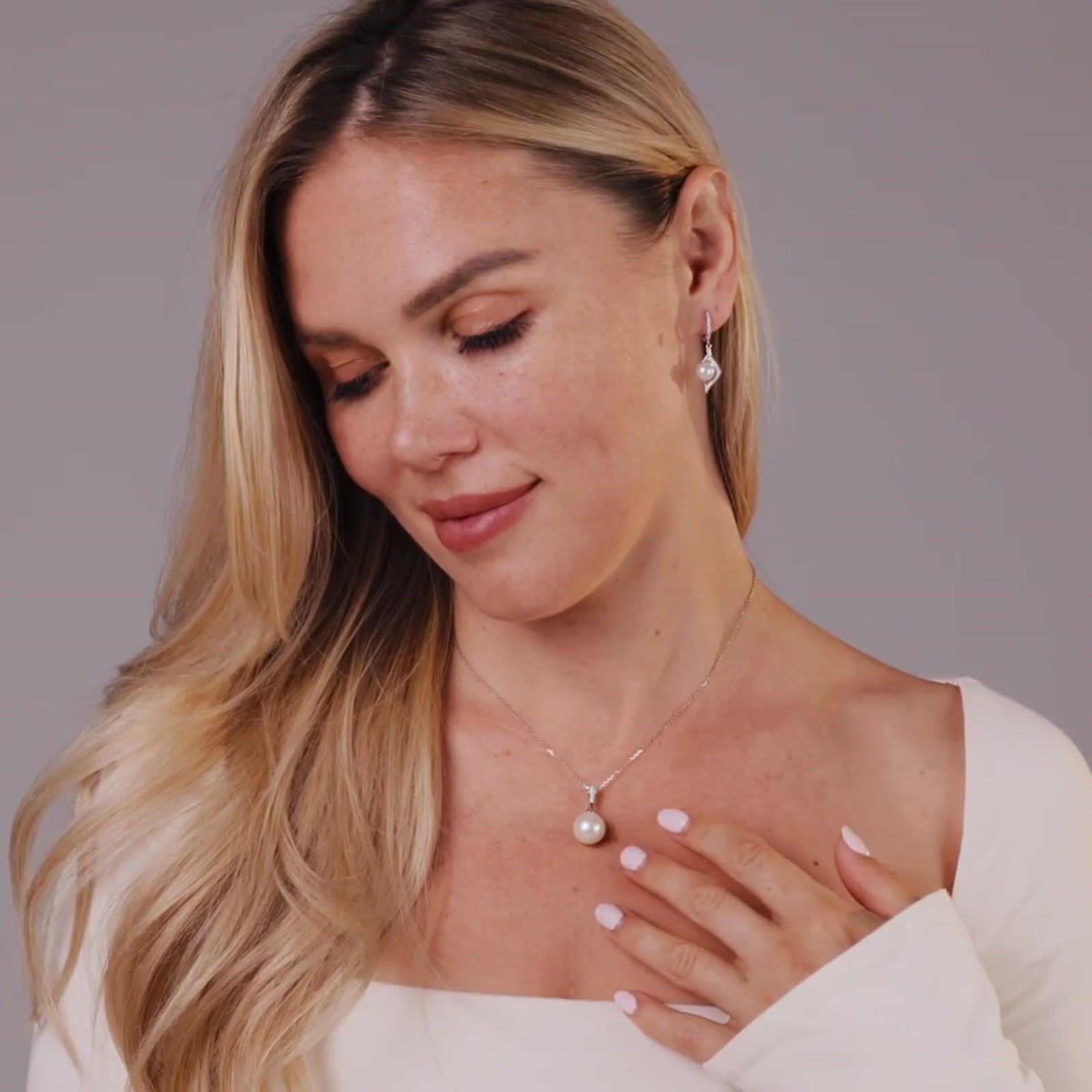 White Freshwater Pearl | Eluna Pure Pendant product video